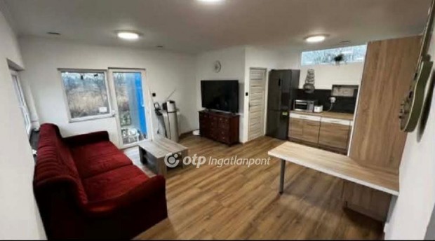 94 nm-es h�z elad� Taksony