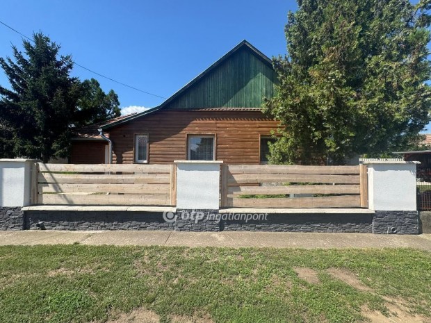 94 nm-es h�z elad� Tiszaf�red