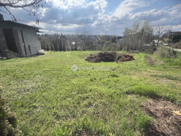 961 nm-es telek elad� Duna�jv�ros