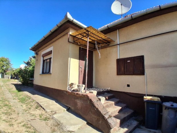 97 nm-es h�z elad� J�noshalma