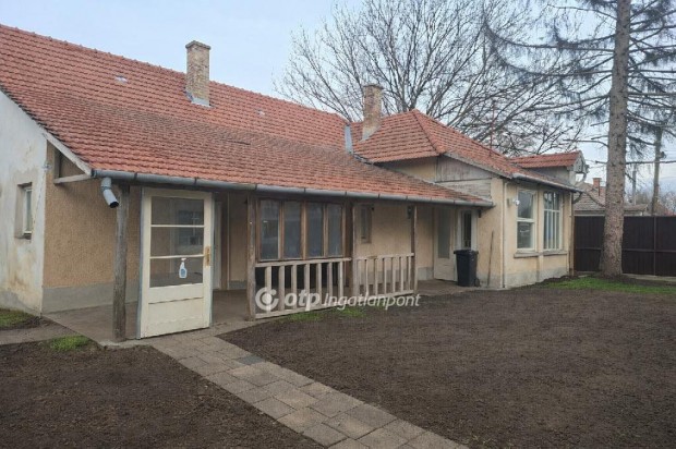 98 nm-es h�z elad� Csongr�d