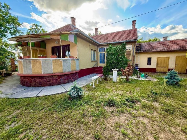 99 nm-es h�z elad� Cegl�d