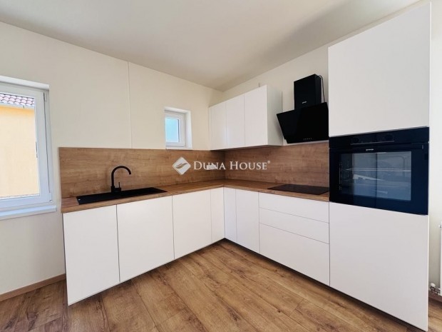 99 nm-es h�z elad� Sellye