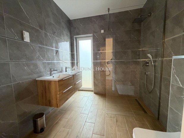 99 nm-es lak�s elad� Balatonf�red