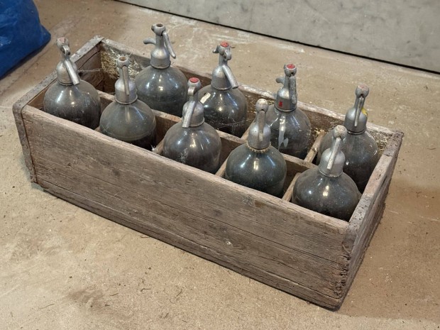 9 db sz�d�sszifon r�gi, fal�d�ban