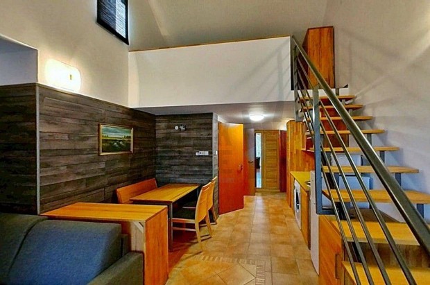 9 lak�sos berendezett, b�torozott, g�pes�tett apartmanh�z a Gyulai