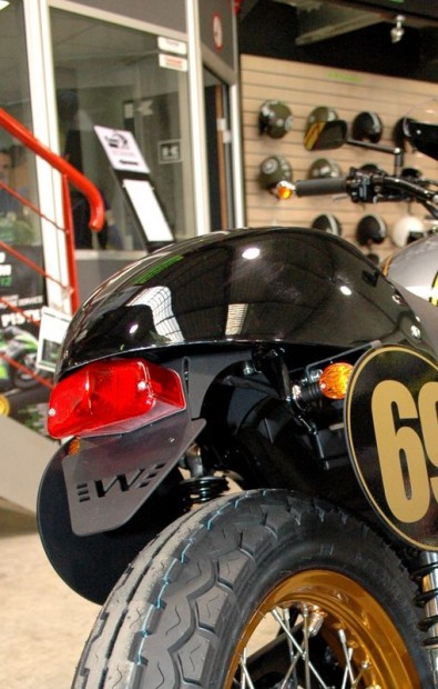 ACCESS DESIGN kerékív lemez tartó fekete Kawasaki W800-hoz