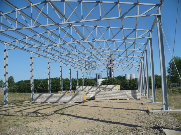 AKCI�S �RON: �p�l� 758 nm-es ipari csarnok elad�