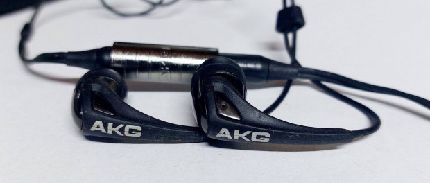 AKG k330 fülhallgató extra sok mély, tokban eladó