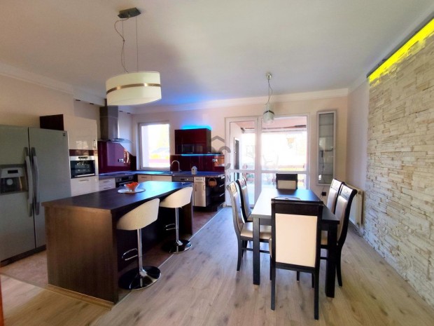 �LOMOTTHON, OKOS MEGOLD�SOKKAL, 6 SZOBA, KIV�L� LOK�CI�,