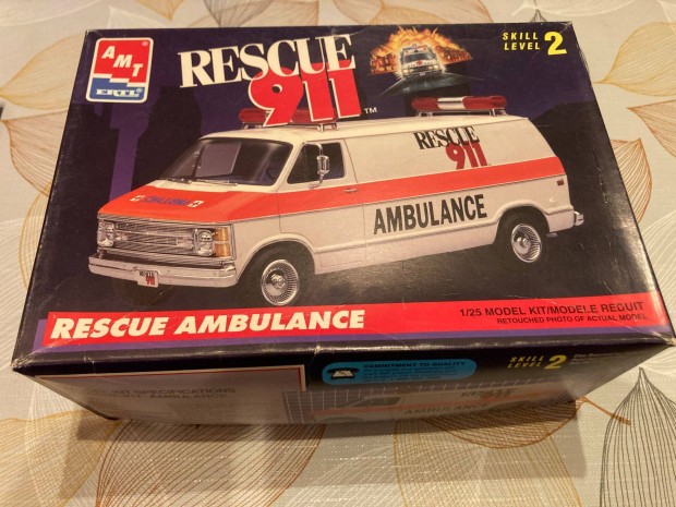 AMT Ertl Ambulance-mentaut makett, 1/24,