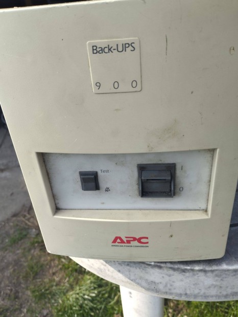 APC Back-UPS 900 900VA sznetmentes tp, akkuk nlkl!