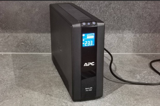 APC Back-UPS Pro BR-900VA j akkuval 1 v garancival elad!