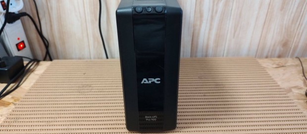 APC Back-Ups Pro 900 sznetmentes tpegysg hibs llapotban
