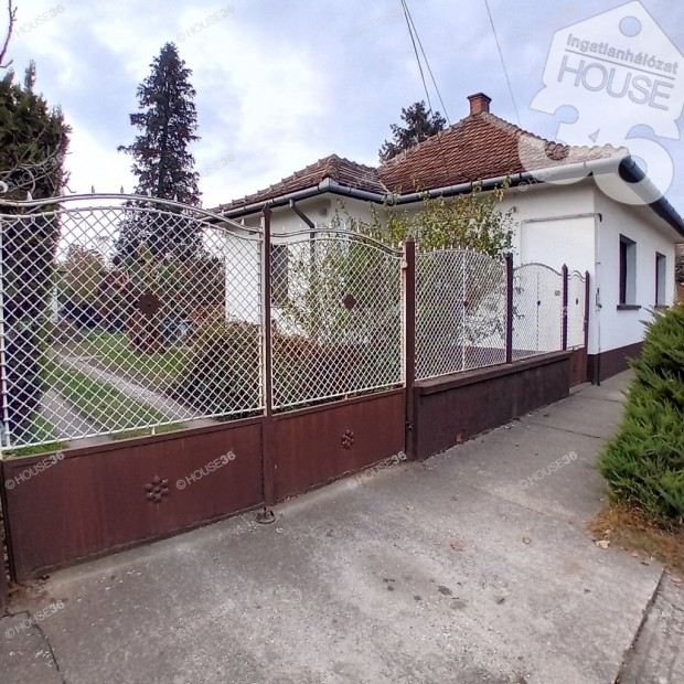 �RCS�KKEN�S! Lajosmizse k�zpontj�ban j� �llapot� csal�di h�z elad�!