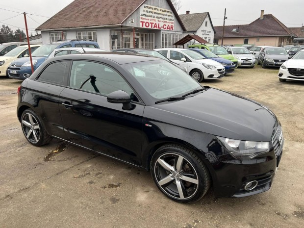 AUDI A1 1.6 TDI DPF Attraction Szervizknyves