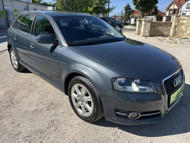 AUDI A3 1.4 TFSI Attraction Szervizkönyv