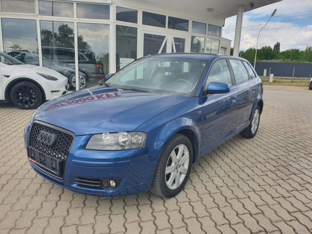 AUDI A3 1.6 FSI Ambition vezetett szervizknyv....