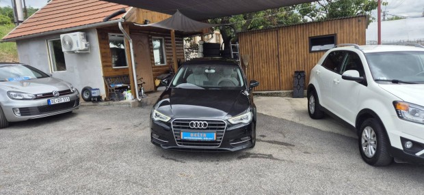 AUDI A3 1.6 TDI Attraction Panorámatető. világo...