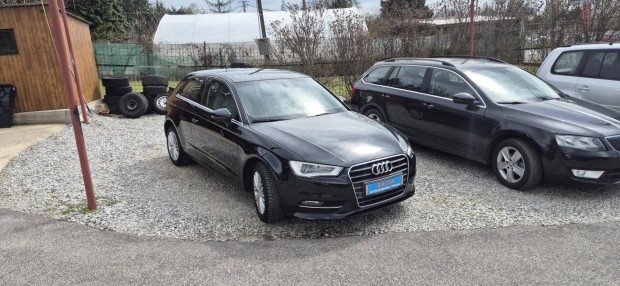 AUDI A3 1.6 TDI Attraction Panorámatető. világo...