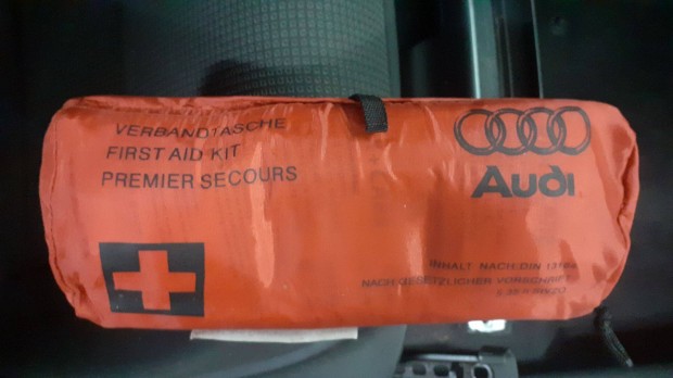 AUDI A3 8P gyári egészségügyi EÜ csomag