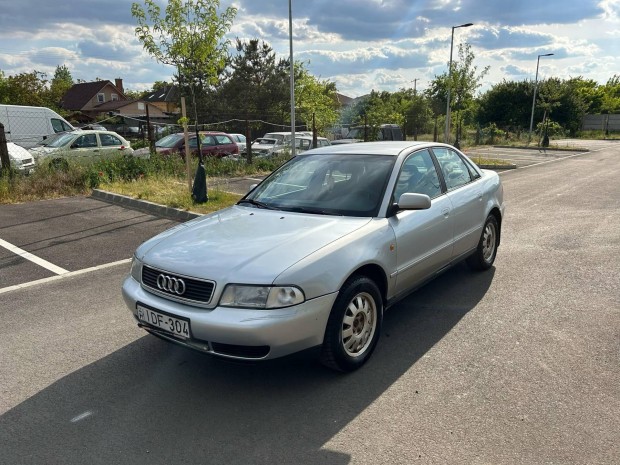 AUDI A4 1.6 Vonóhorgos / Klímás
