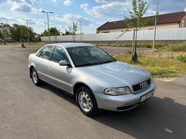 AUDI A4 1.6 Vonóhorgos / Klímás
