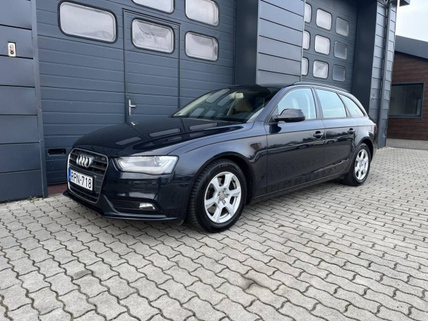 AUDI A4 Avant 2.0 TDI Szervizelt / LED / Navi /...