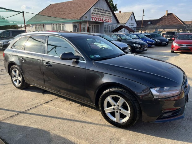 AUDI A4 Avant 2.0 TDI Szervizkönyves