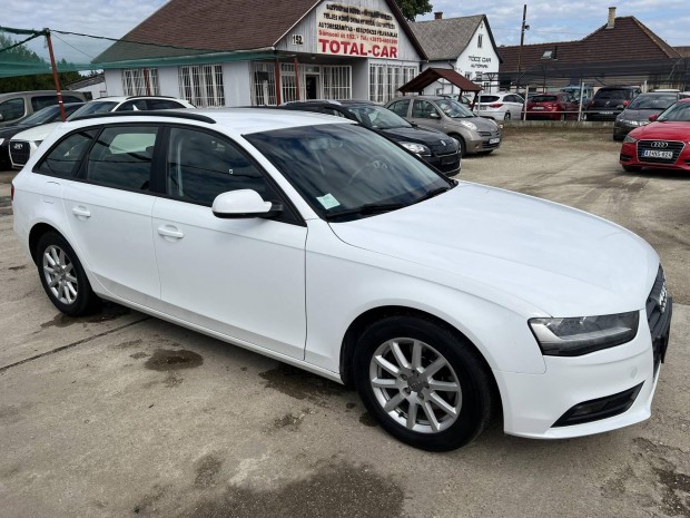 AUDI A4 Avant 2.0 TDI Végig Vezetett Szervizkönyv