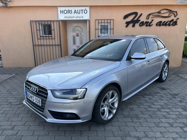 AUDI A4 Avant 2.0 TDI quattro Szervizk�nyv!