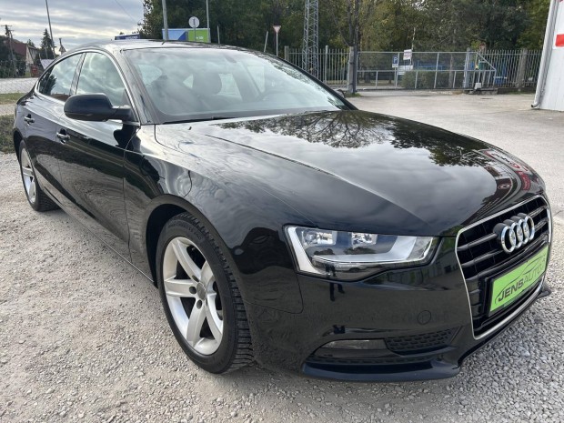 AUDI A5 Sportback 2.0 TDI Basis Szervizkönyv