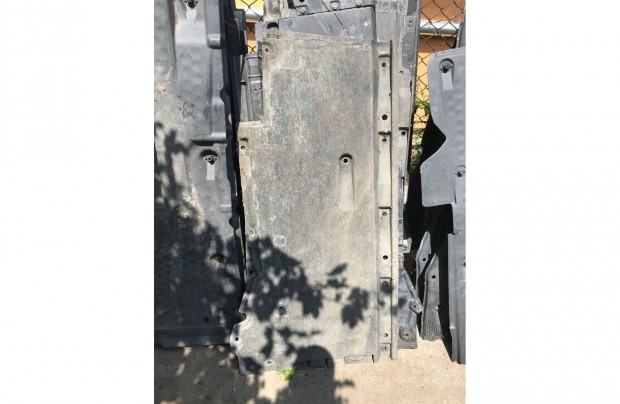 AUDI A6 4G _* bal padlólemez takaró 4G0 825 207 E