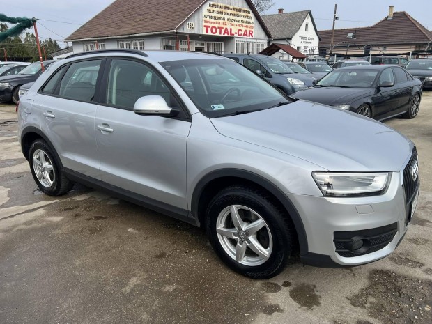 AUDI Q3 2.0 TDi DPF quattro Szervizk�nyves