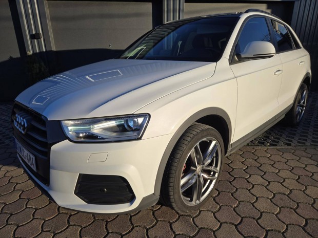 AUDI Q3 2.0 TDi Design quattro S-tronic Összker...