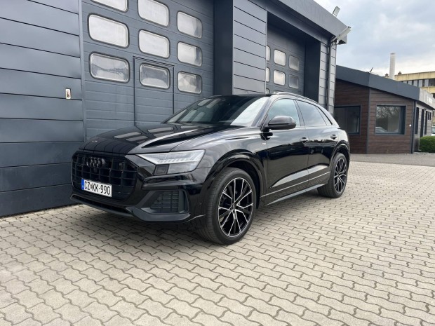 AUDI Q8 45 TDI quattro Tiptronic ic Szervizk�ny...