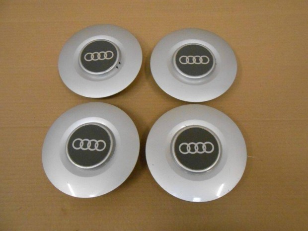 AUDI - dísztárcsa -közép