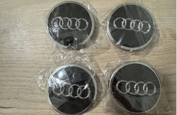 AUDI fekete gyri felnikupak szett