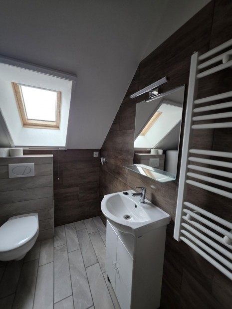 AZONNAL B�RELHET� �J �P�T�S� ELS� EMELETI LAK�S