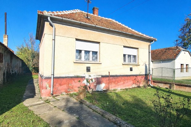 AZONNAL K�LT�ZHET�, T�GLA CSAL�DI H�Z NAGY TELEKKEL  ZALASZENTIV�NON