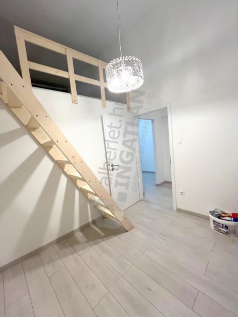 AZONNAL k�lt�zhet� 70 nm-es lak�s kiad� a Ter�z k�r�ton.