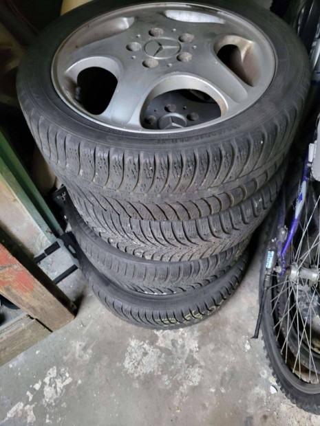 A 160-as Merci felnik eladok.a gumi nem jó már rajta..