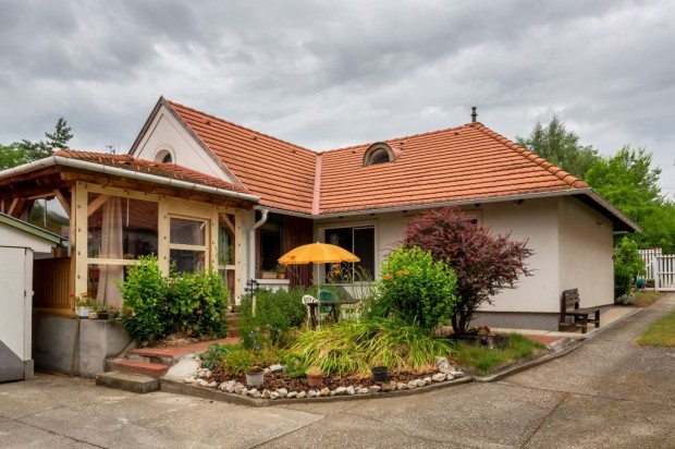 A Bakonyban hangulatos csal�di h�z elad�