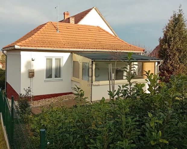 A Balatontl 10 perc stra, nagy kerttel laks elad !!!