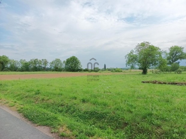 A Balatontl 30 km-re, Szalapa teleplsen ptsi telek elad