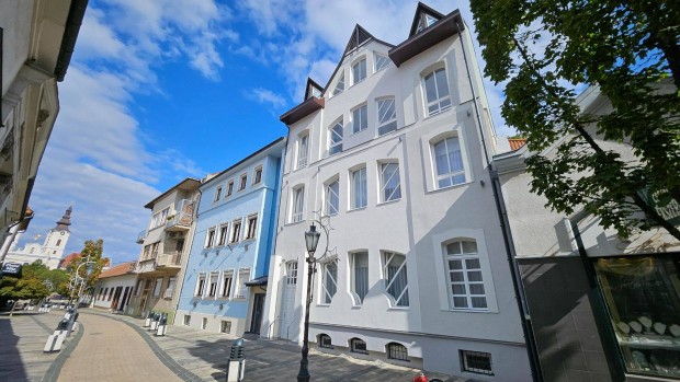 A D�ryn� utc�n irodah�z elad�!