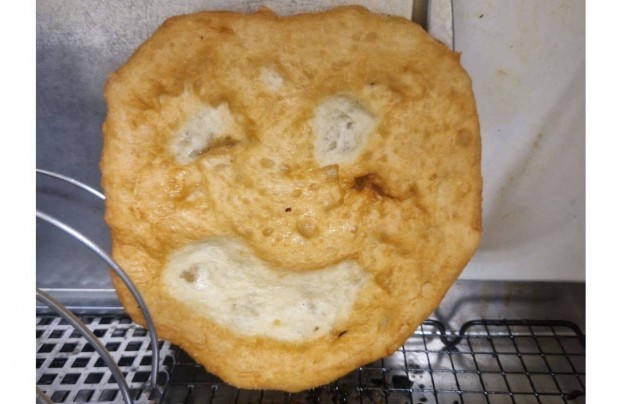 A Hunyadi téri lángosos-büfé munkatársat keres