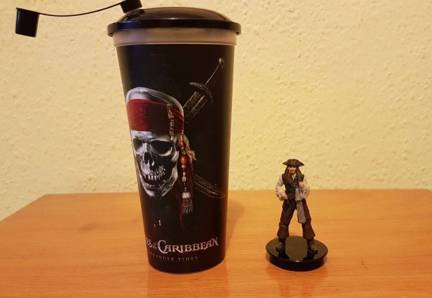 A Karib-tenger kalzai mozis pohr + figura (Jack Sparrow)