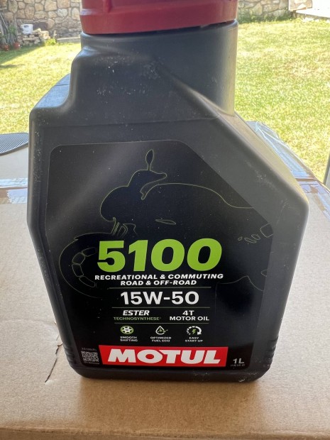 A Motul 5100 15W-50 motor olaj