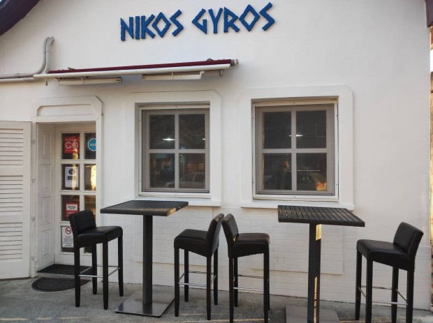 A Nikos Gyros pultos munkatrsat keres